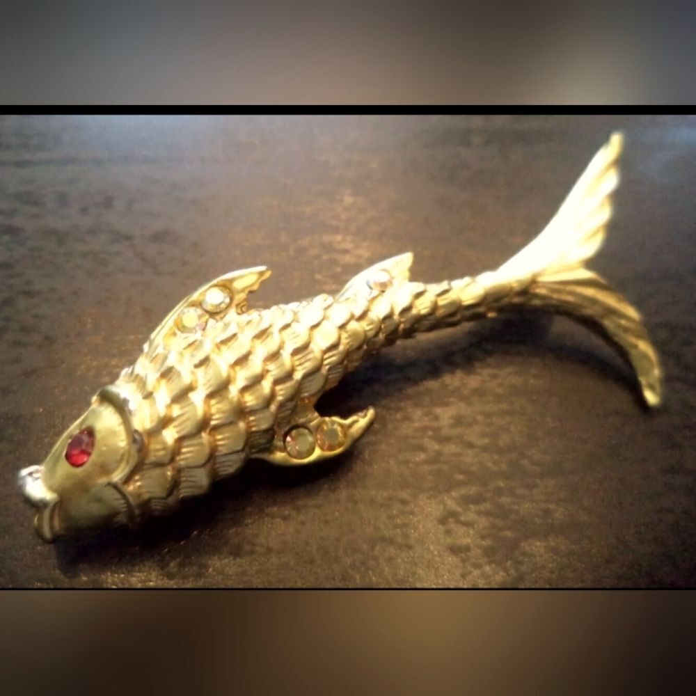 VINTAGE ESTATE RHINESTONE FISH GOLD TONE 2 1/4" BROOCH